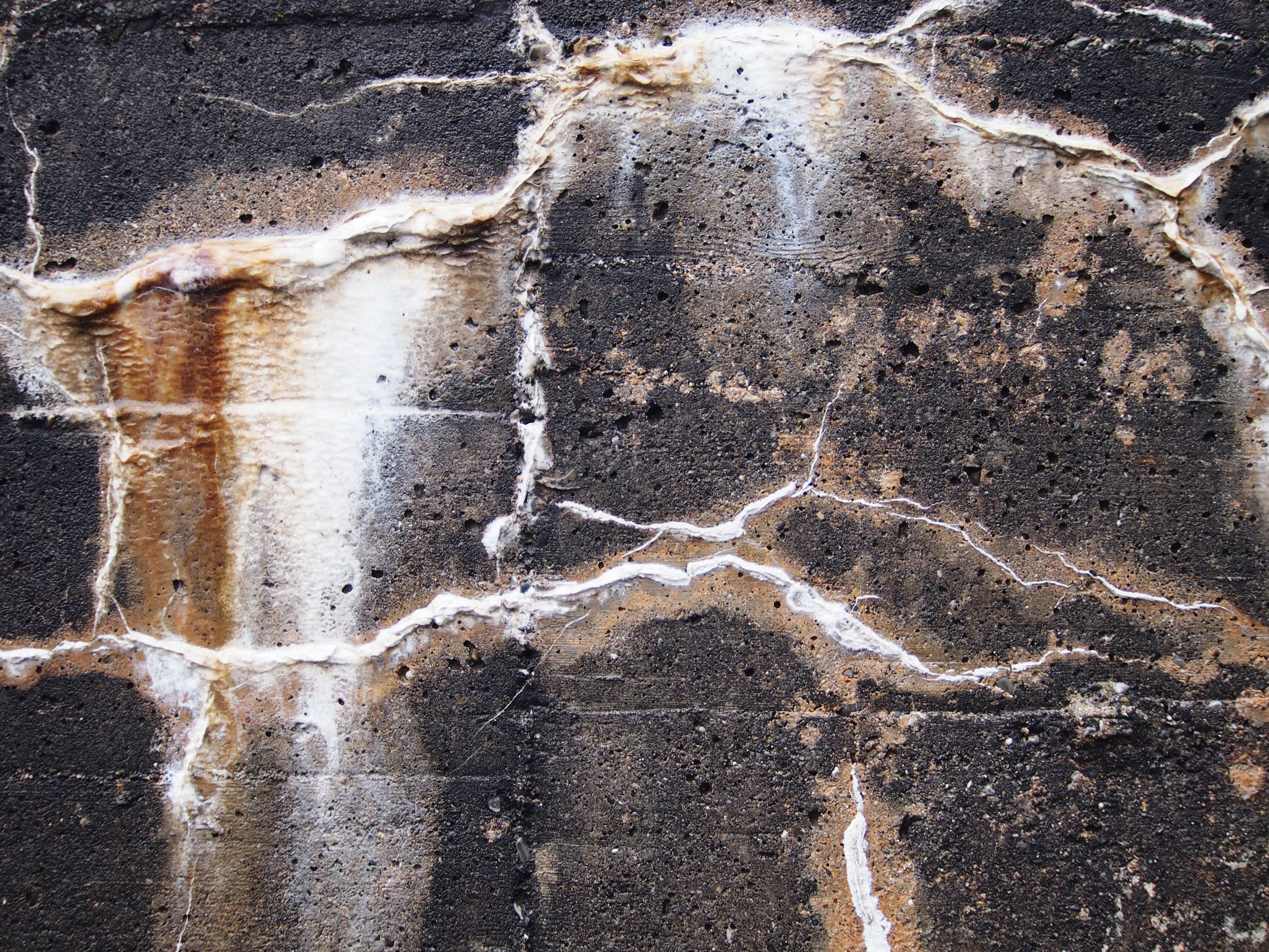 Concrete fissures cracks chalk Beton Haarrisse Kalk Kalkablagerungen
